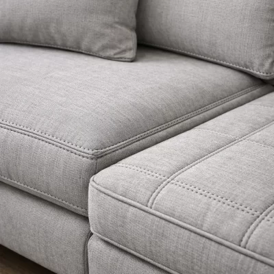 Detalle de tapizado y costuras en sofá chaise longue